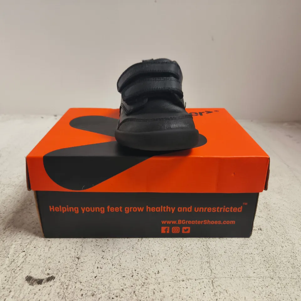 BOXED PAIR OF B.GREATER STIRLING VELCRO STRAP TRAINERS IN BLACK SIZE UK KID'S 9