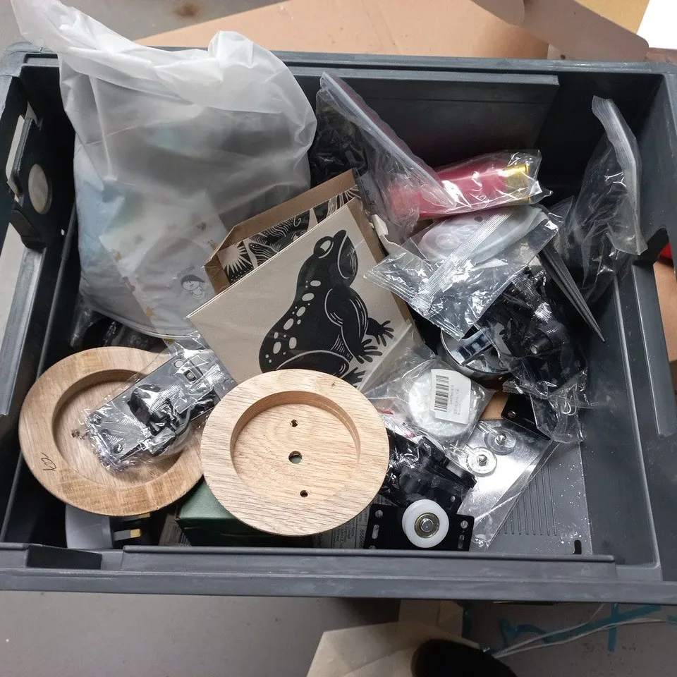 LOT OF APPROXIMATELY 18 ASSORTED HOUSEHOLD ITEMS TO INCLUDE PENCO TAPE DISPENSER AIR UP CAPS AND BLU-TACK