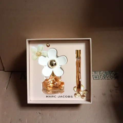 MARC JACOBS DAISY LOVE GIFT SET – DAISY BOTTLE WITH TRAVEL SPRAY