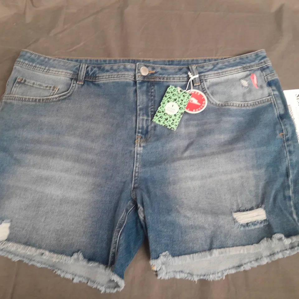 SCAMP & DUDE ADULTS DENIM RAW EDGE SHORTS IN MID WASH - 20