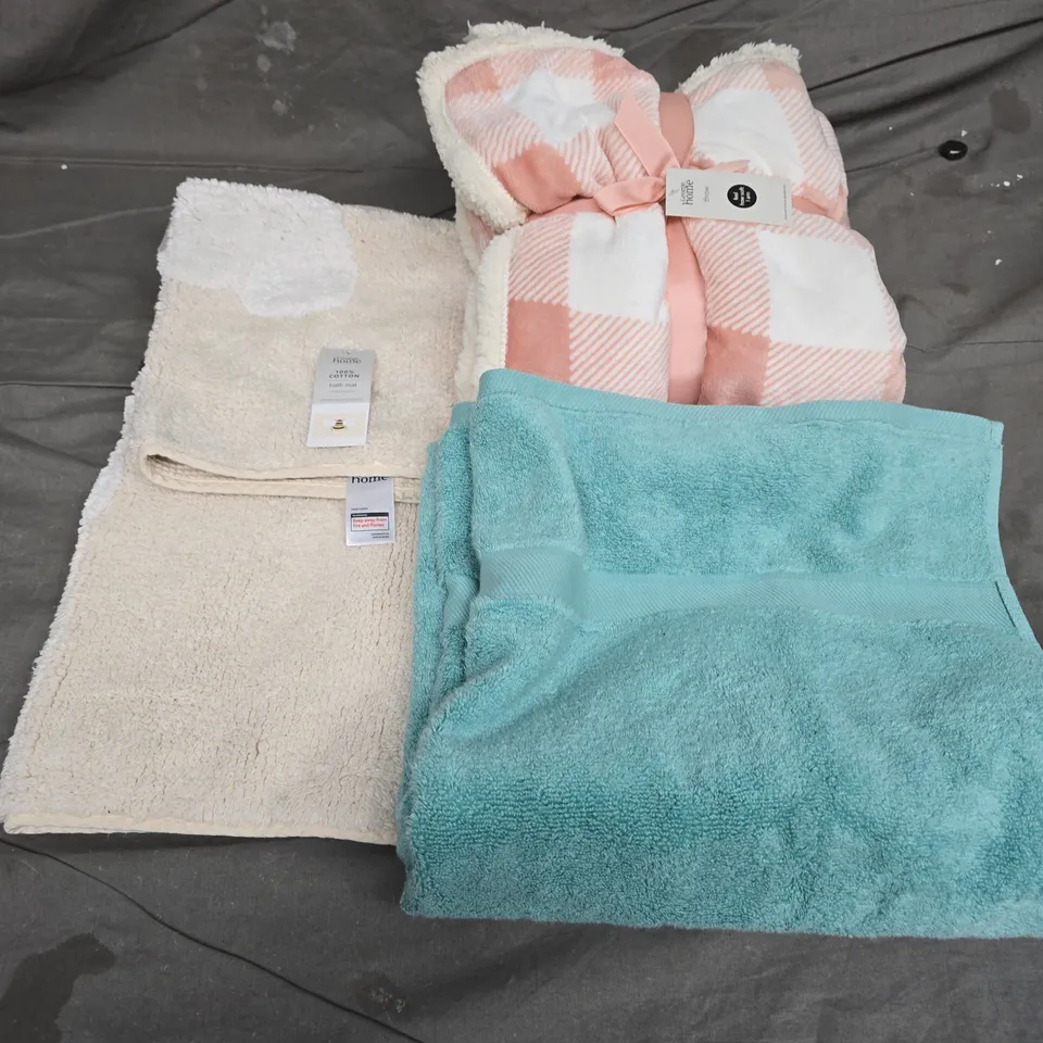APPROXIMATELY 12 ASSORTED ITEMS TO INCLUDE THROWS, TOWELS, BATH MAT, ETC