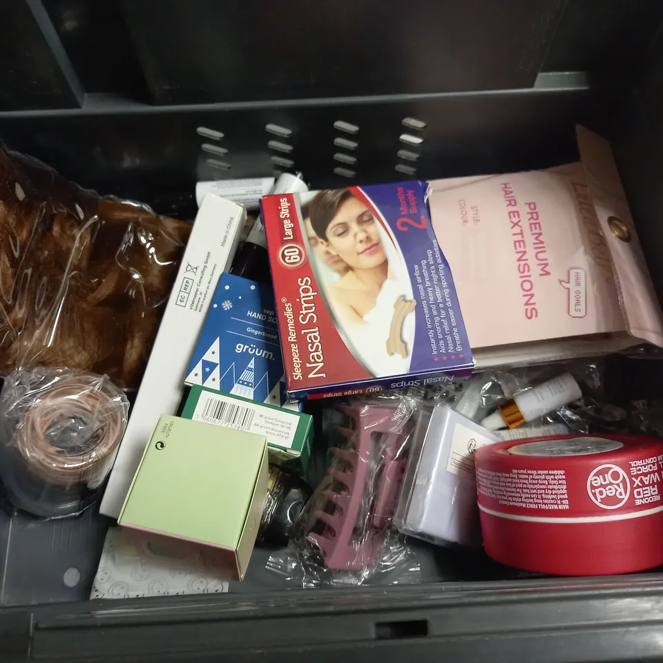 BOX OF APPROXIMATELY 20 COSMETIC ITEMS TO INCLUDE - CERAVE FACIAL MOISTURISING LOTION - CORSODYL TOOTHPASTE - NEUTROGENA LIP BALM - ETC 