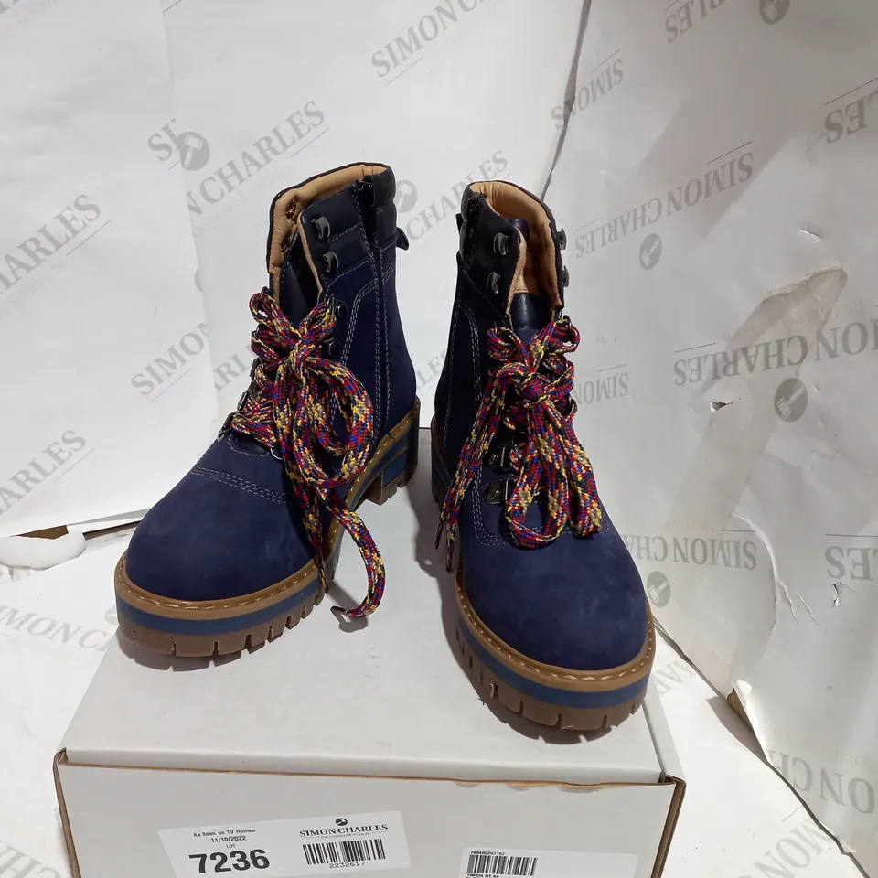 ADESSO NAVY HIKING BOOT - SIZE 4