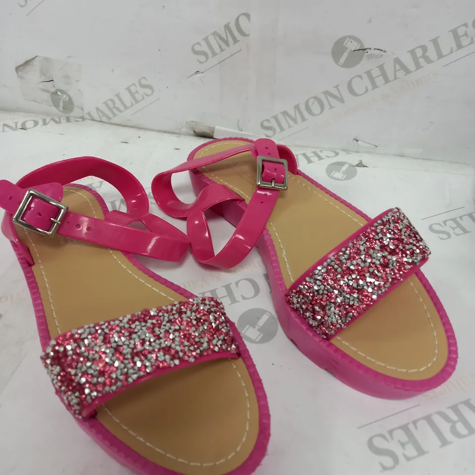 BOX OF APPROXIMATELY 5 PAIRS OF SHOES TO INCLUDE BLACK BOW SHOES, PINK OPEN TOE SANDALS, CHAMPAGNE SATIN HEELS ETC