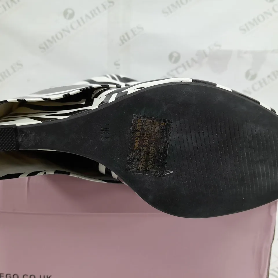 BOXED PAIR OF EGO I AM THE ONE ZEBRA BOOTS - UK 5