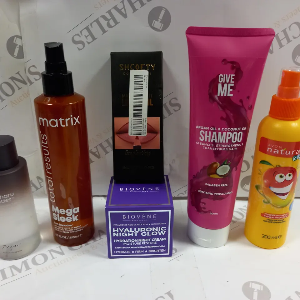 BOX OF APPROXIMATELY 20 ASSORTED COSMETIC ITEMS TO INCLUDE GIVE ME SHAMPOO, BIOVENE MOISTURE RESTORE, AVON KIDS HAIR TAMER ETC