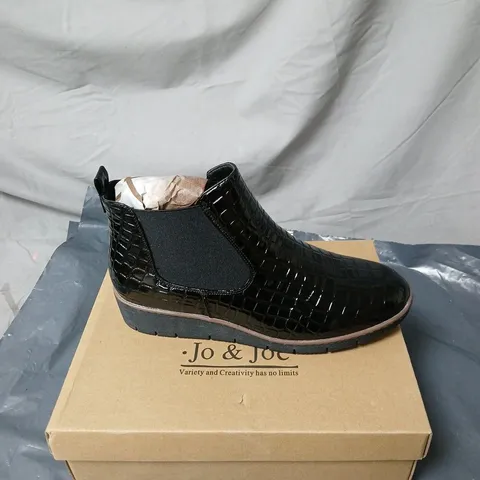 JO AND JOE WALNUT BLACK BOOTS SIZE 8 BOXED