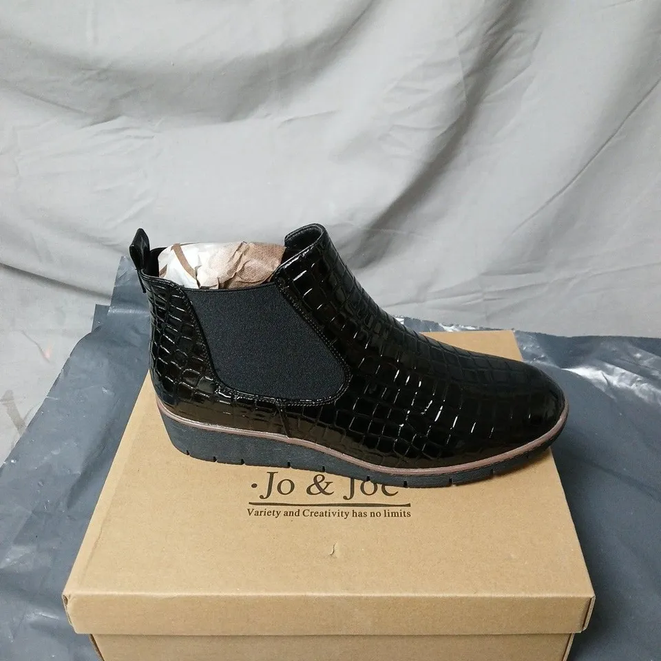 JO AND JOE WALNUT BLACK BOOTS SIZE 8 BOXED
