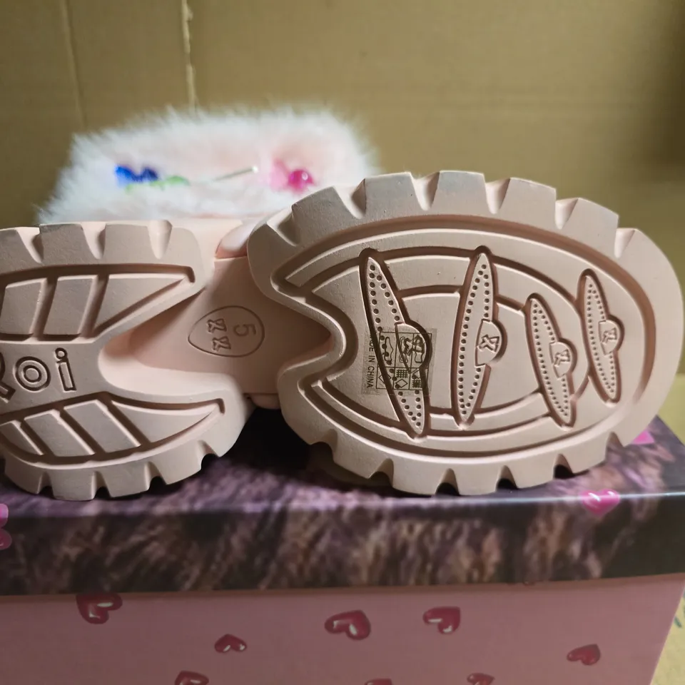BOXED PAIR OF KOI HAIRY LOLLIPOP SNOW BOOTS - CANDY PINK - UK SIZE 5