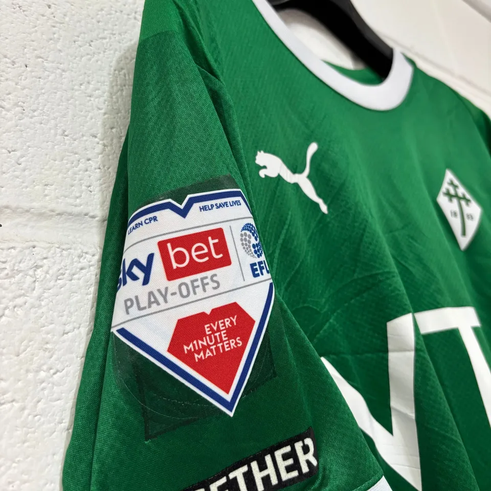 STOCKPORT COUNTY F.C PLAY OFFS MATCH WORN THIRD KIT IN GREEN - UK M / ODIN BAILEY #27