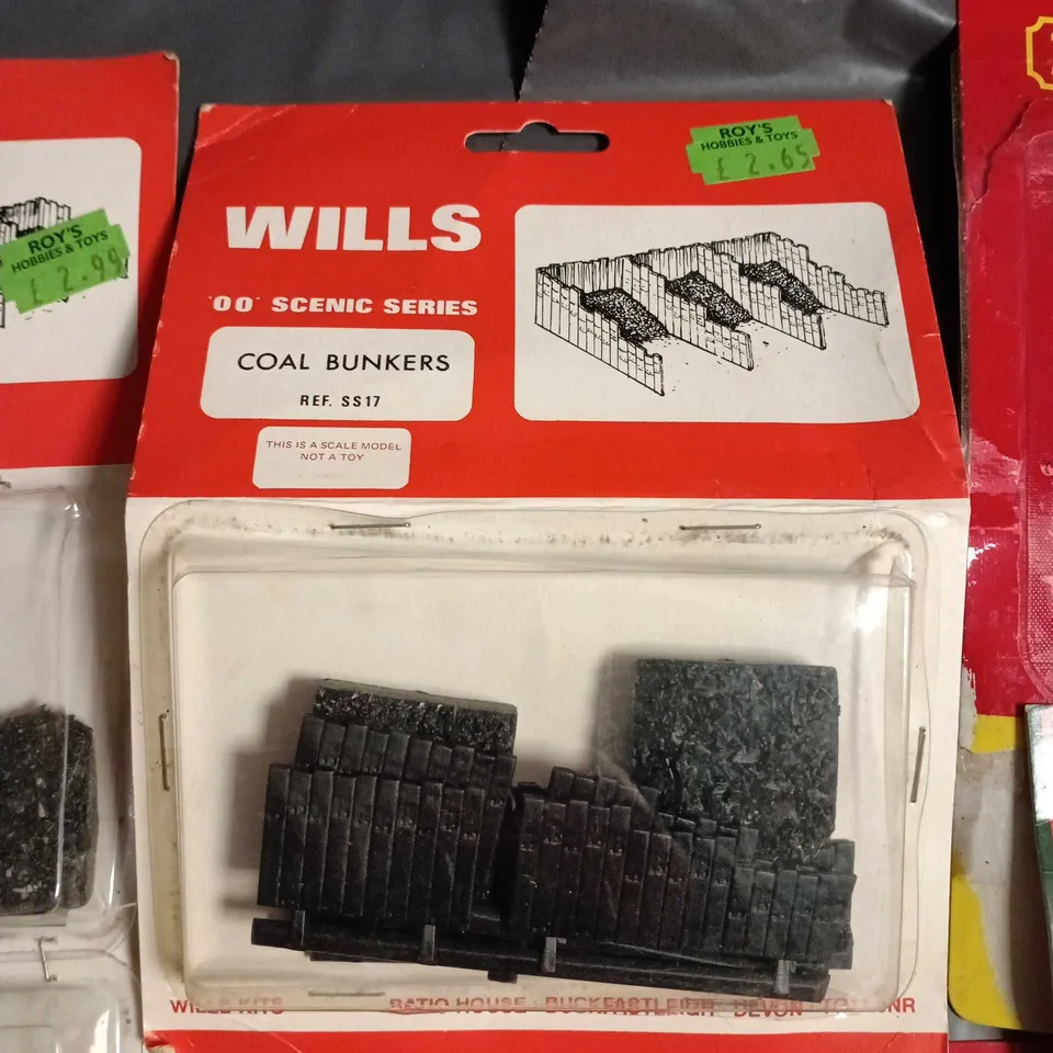 LOT OF ASSORTED  MODEL RAILWAY ACCESSORIES PACK – WILLS, HORNBY & MODEL SCENE (GREENHOUSE, COAL BUNKERS, UNCOUPLER UNIT)