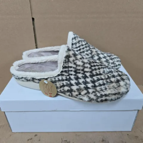 BOXED PAIR OF LOTUS HARDY KHAKI CHECK SLIPPERS - EU 39