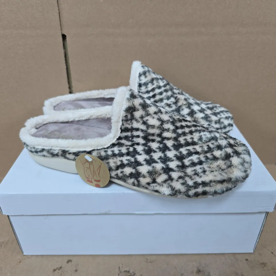 BOXED PAIR OF LOTUS HARDY KHAKI CHECK SLIPPERS - EU 39