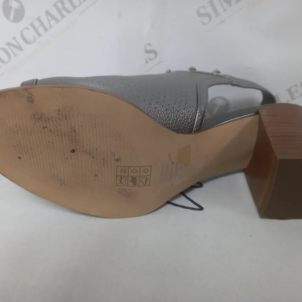 BOXED MARC FISHER PEEP  SANDLE SILVER SIZE 6.5