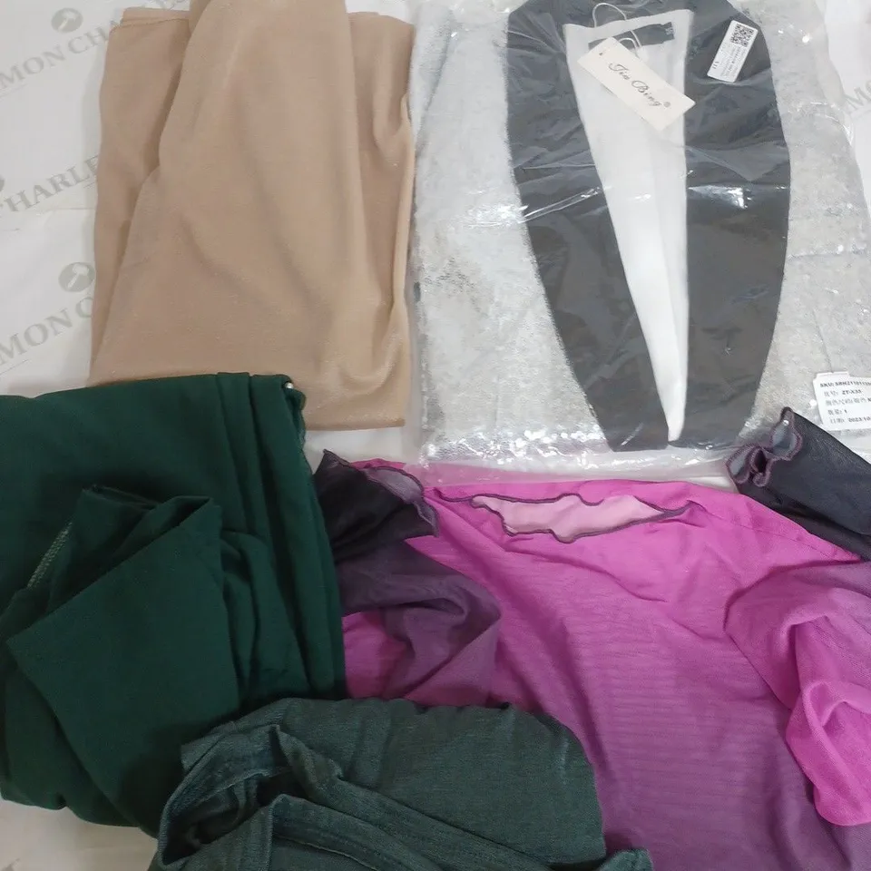 BOX OF APPROXIMATELY 25 ASSORTED CLOTHING ITEMS TO INCUDE - BLAZER , DRESS , ONESEI ETC