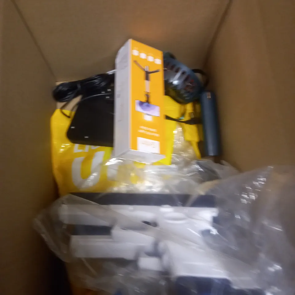 BOX OF APPROXIMATELY 5 ASSORTED ITEMS TO INCLUDE SELFIE STICK, WATER GUN, HANDHELD FAN ETC 