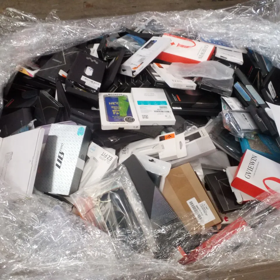 PALLET CONTAINING LARGE QUANTITY OF ASSORTED PHONE CASES