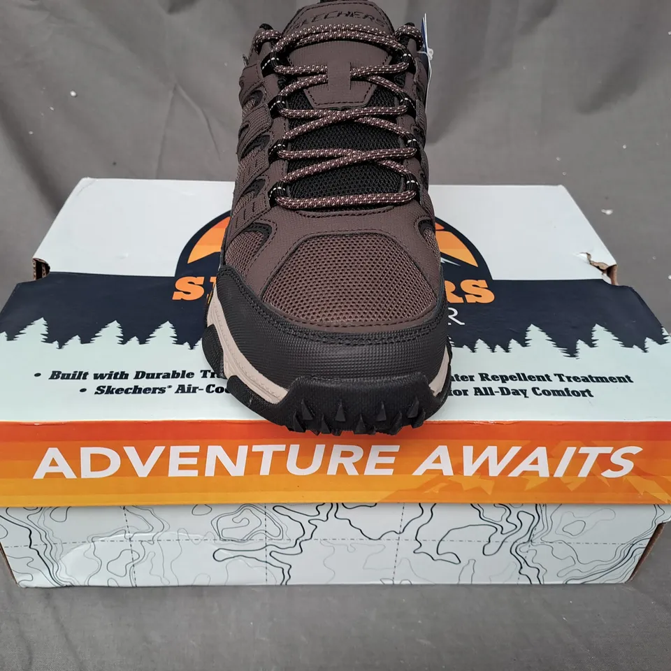 BOXED PAIR OF SKECHERS MEN'S SKECH AIR BROWN TRAINERS - SIZE 7