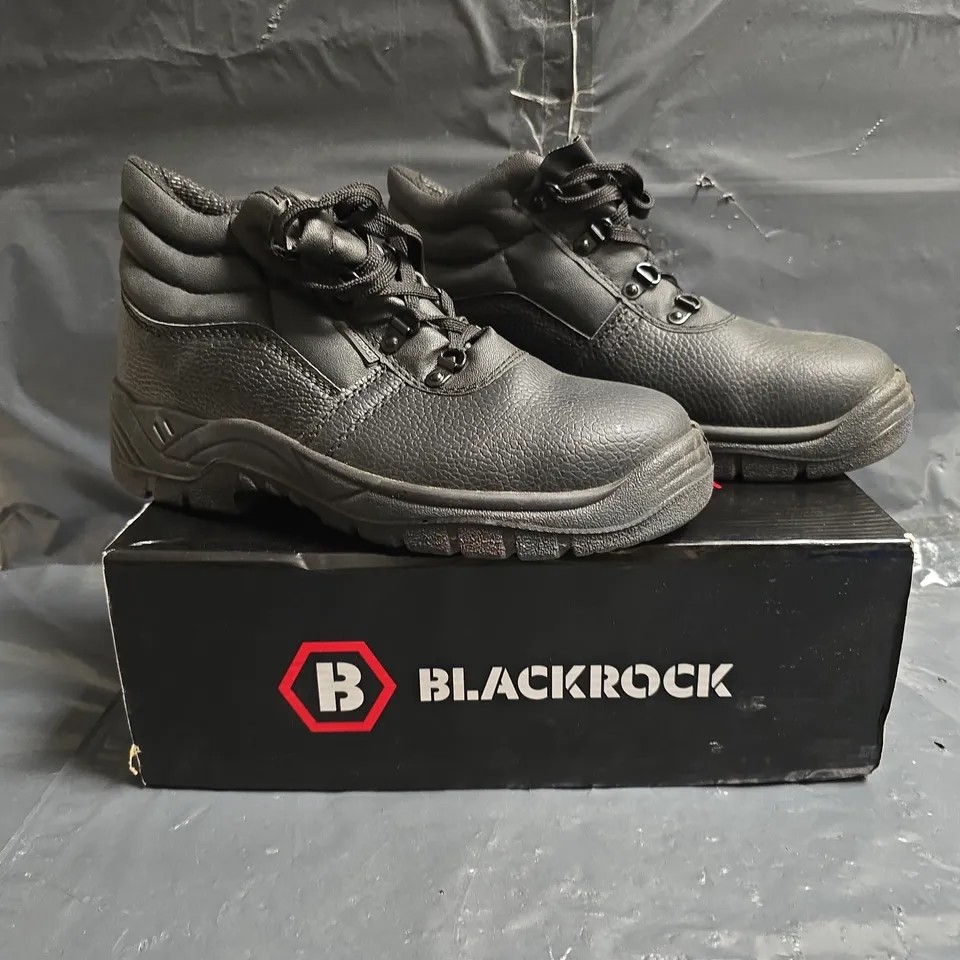 BOXED PAIR OF BLACKROCK CHUKKA BOOTS IN BLACK SIZE UK 6