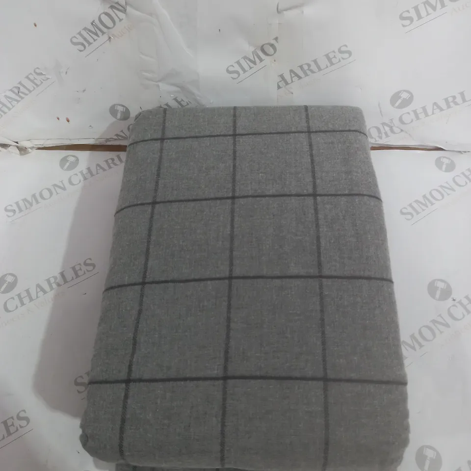 GREY BED SET SIZE UNKNOWN