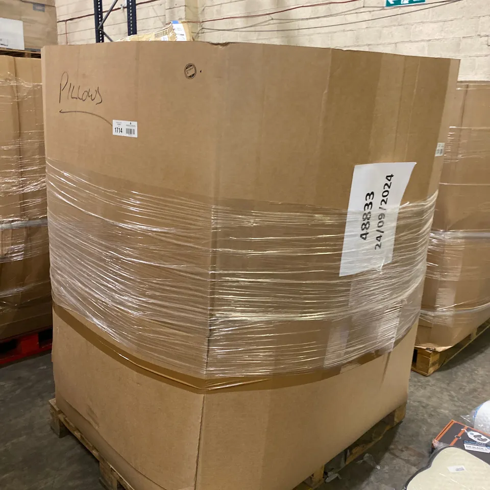PALLET TO CONTAIN A LARGE ASSORTMENT OF PILLOWS AND CUSHIONS // BRANDS MAY VARY
