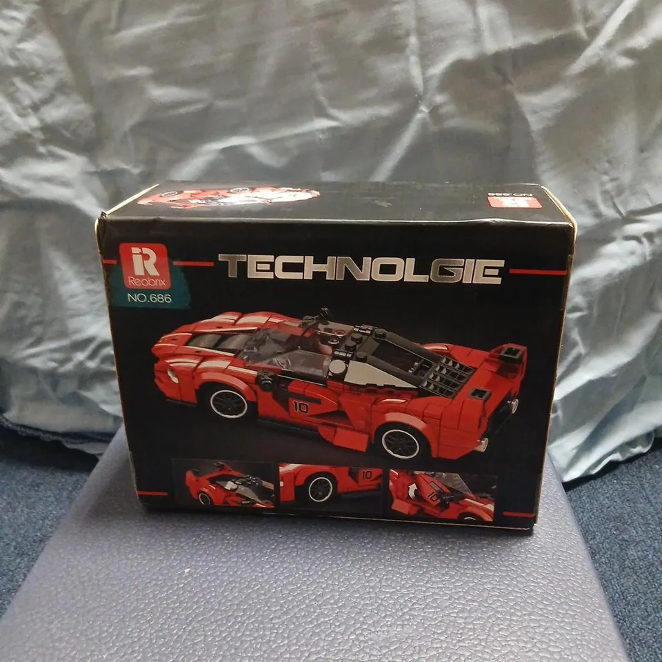 TECHNOLOGIE RED RACING CAR CONSTRUCTION SET – NO.686