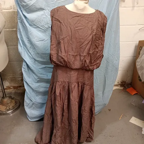 THE VERY COLLECTION WOMEN'S BROWN CRINKLE DRESS β UK SIZE 18