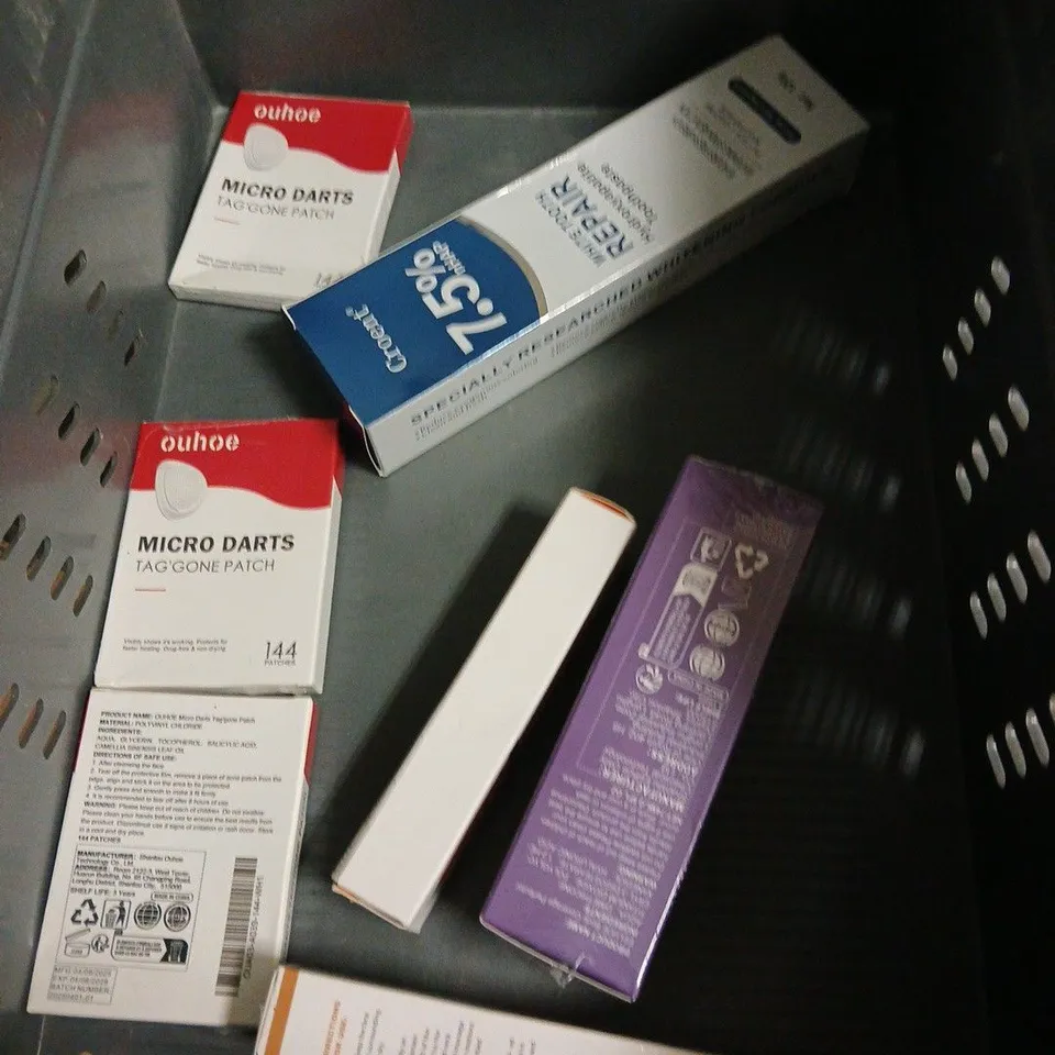 APPROXIMATELY 20 ASSORTED HEALTH & BEAUTY PRODUCTS TO INCLUDE WAUNT SKIN RETOUCHER, DERMATICA BALANCING GLYCERIN GEL CLEANSER, DR SQUATCH STAR WARS SOAP BAR, ETC