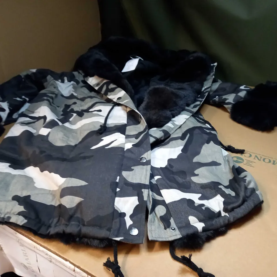 DESIGNER WHITE/GREY CAMO BLACK FAUX FUR LINED COAT - 2XL