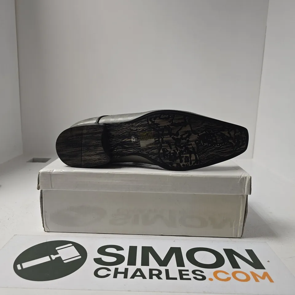 BOXED PAIR OF UNBRANDED MENS LEATHER LINED SNAKE SKIN PRINT SHINY PATENT LEATHER SHOES SIZE EU 42