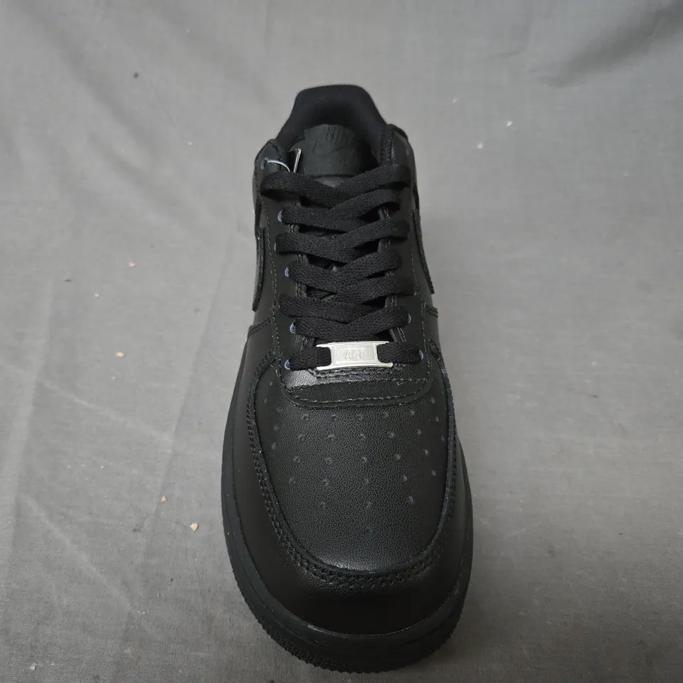 PAIR OF NIKE AIR FORCE 1 SHOES IN BLACK UK SIZE 8.5