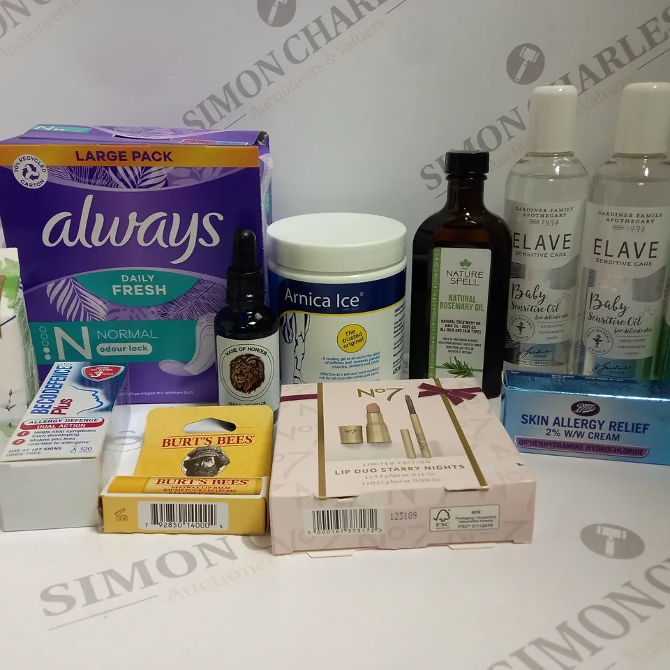 BOX OF APPROX 10 ASSORTED BEAUTY PRODUCTS TO INCLUDE BURT'S BEES LIP BALM, NO7 LIP DUO #STARRY NIGHTS, NATURE SPELL NATURAL ROSEMARY OIL, ETC