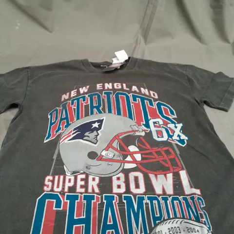 ABERCROMBIE AND FITCH NFL GRAPHIC T-SHIRT SIZE M