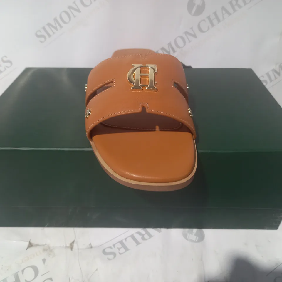BOXED PAIR OF HOLLAND COOPER OPEN TOE SLIDERS IN TAN W. GOLD EFFECT DETAIL SIZE 6
