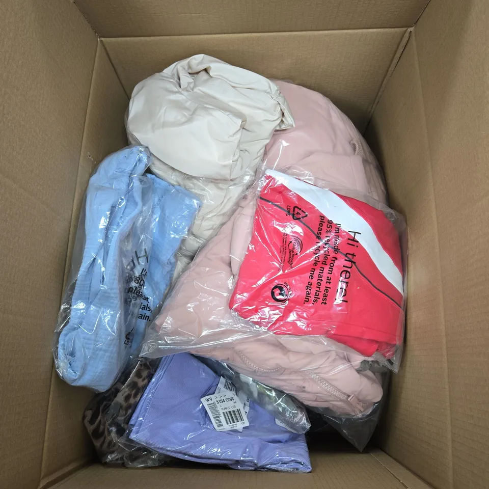 BOX OF APPROXIMATELY 15 ASSORTED CLOTHING ITEMS TO INCLUDE LASCANA ACTIVE LEGGINGS ETC