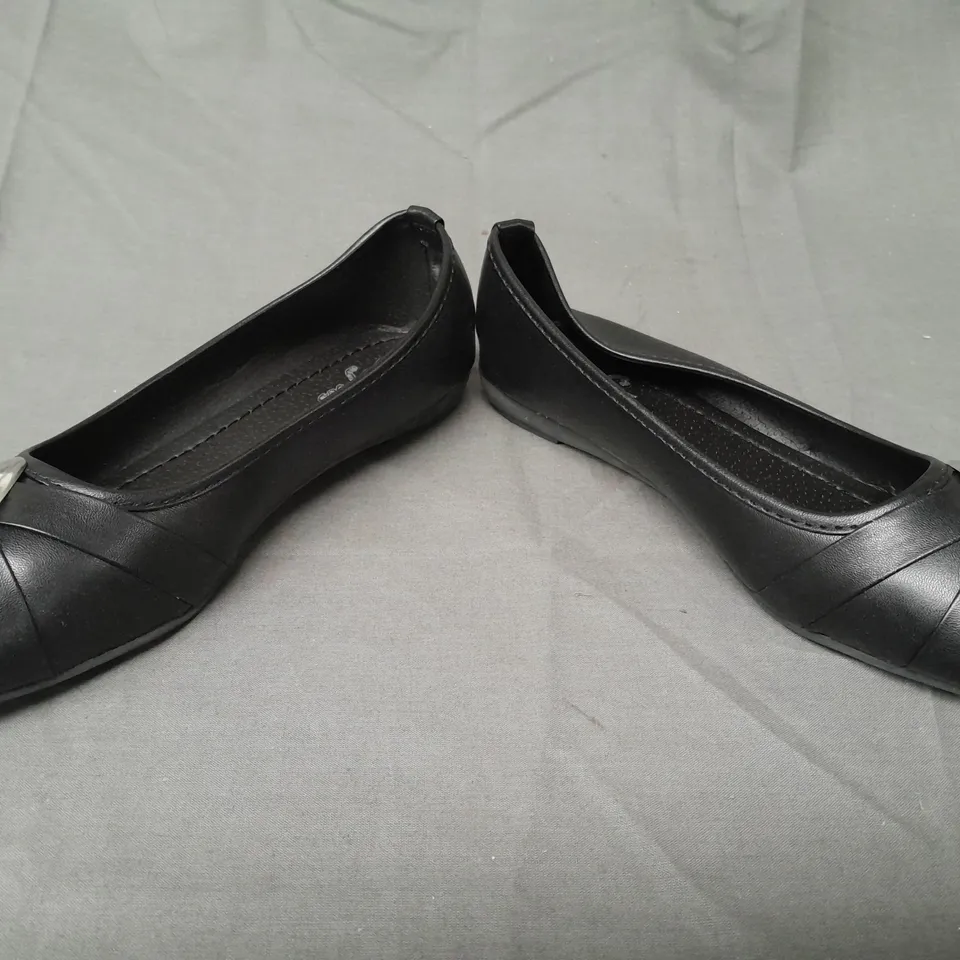 BOXED PAIR OF SOFIA PEEP TOE SLIP-ON SHOES IN BLACK EU SIZE 38