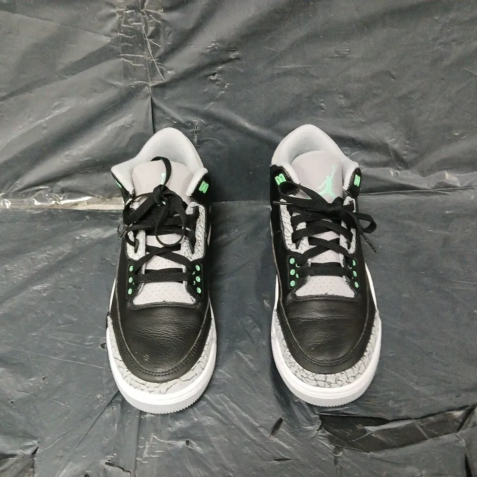 UNBOXED PAIR OF NIKE AIR JORDAN 3 RETRO UK 9