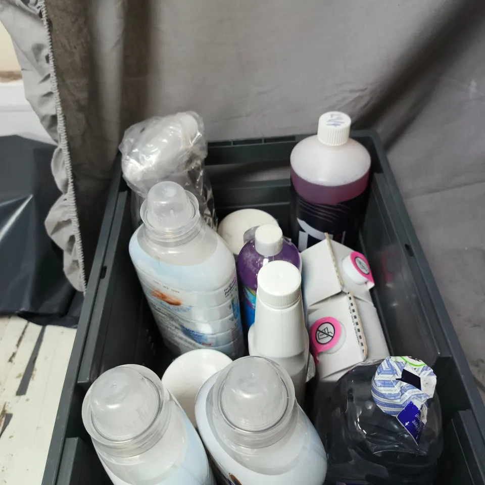 APPROXIMATELY 11 ASSORTED HOUSEHOLD LIQUIDS INCLUDING COMFORT PURE , NITTY GRITTY PRE WASH AND DUVET DAY