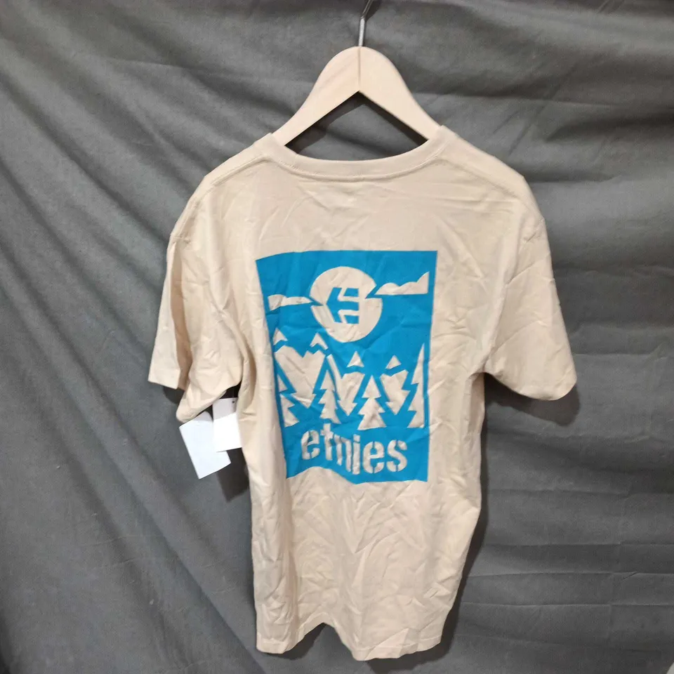 ETNIES T-SHIRT – BEIGE WITH BLUE BACK GRAPHIC, SIZE M