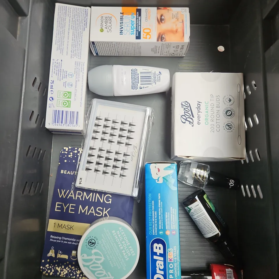 APPROXIMATEY 20 HEALTH AND BEAUTY PRODUCTS TO INCLUDE - PANTENE SHAMPOO - RADOX BATH SOAK - TREACLEMOON SHOWER GEL - ETC
