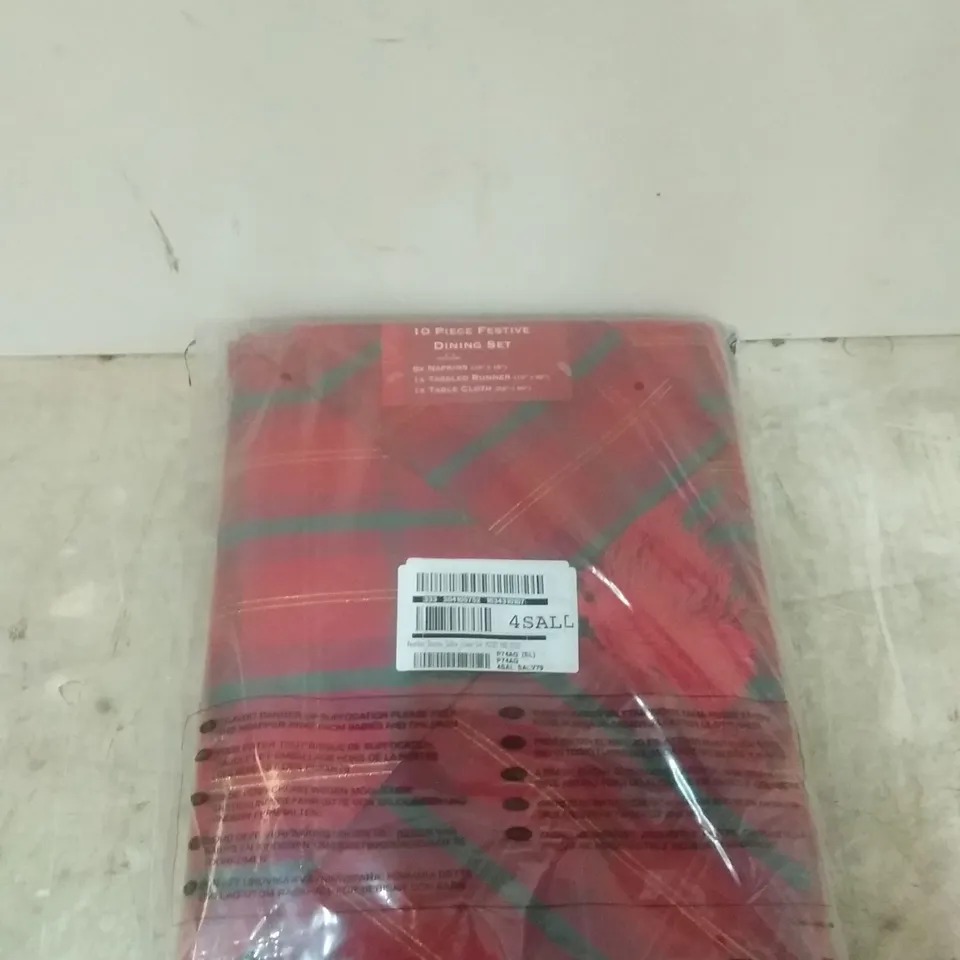 PACKAGED FESTIVE TARTAN TABLE LINEN SET RRP £35