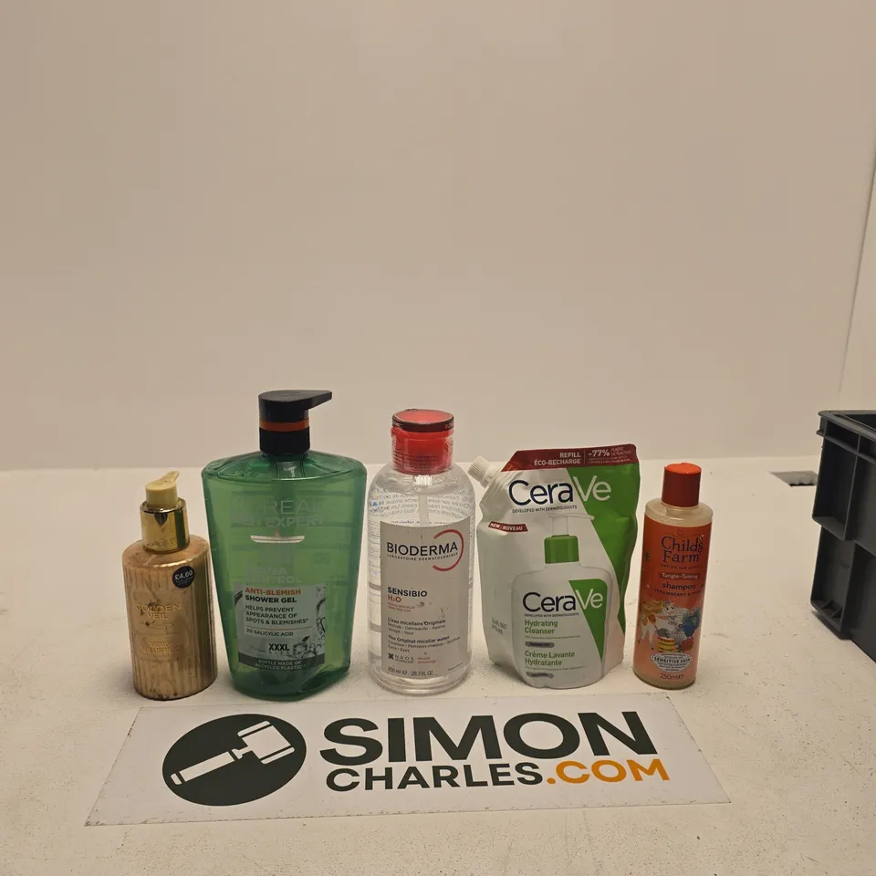 TOTE OF APPROXIMATELY 10 ASSORTED BEAUTY PRODUCTS INCLUDING CERAVE HYDRATING CLEANSER, GOLDEN VEIL BODY WASH AND L'OREAL SHOWER GEL