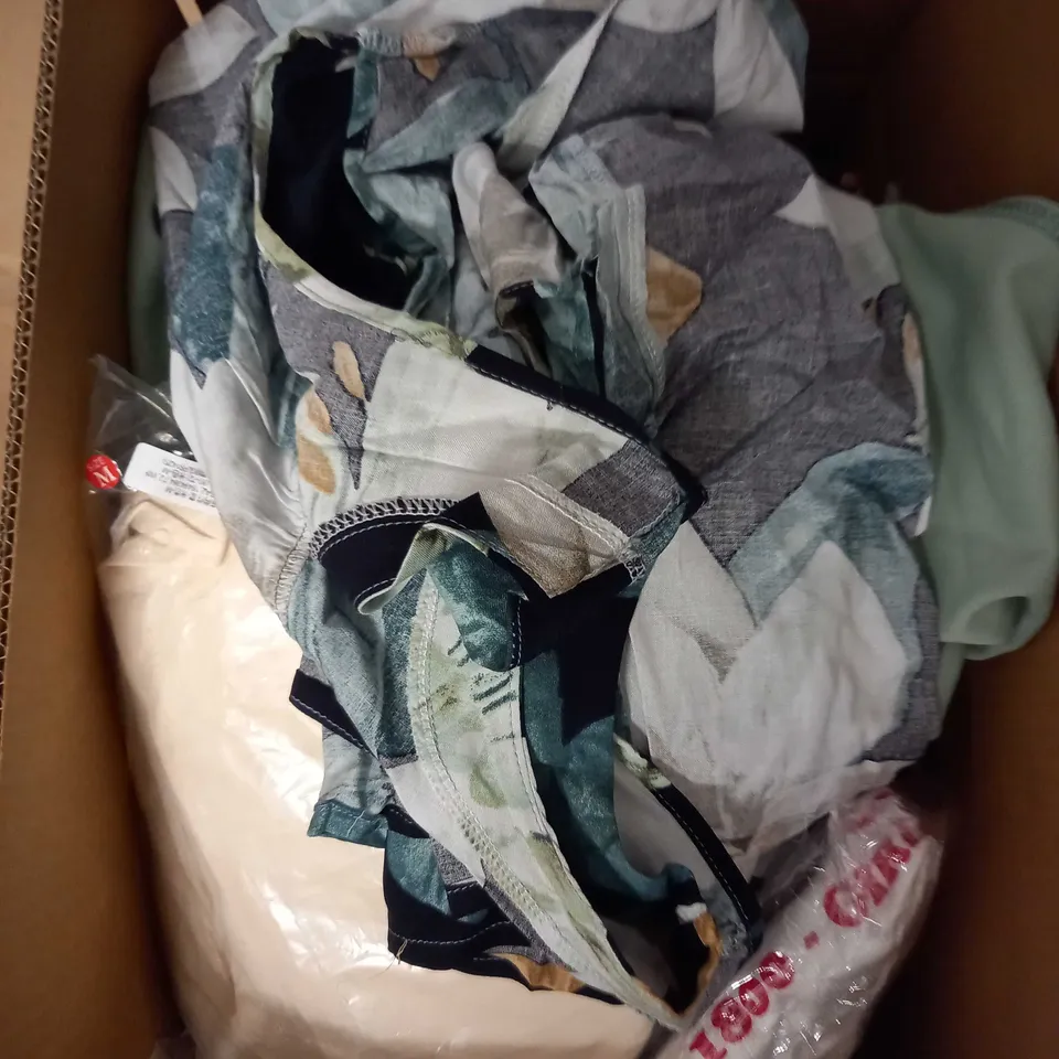 MEDIUM BOX OF ASSORTED CLOTHING ITEMS TO INCLUDE T-SHIRTS, DRESSES AND PANTS