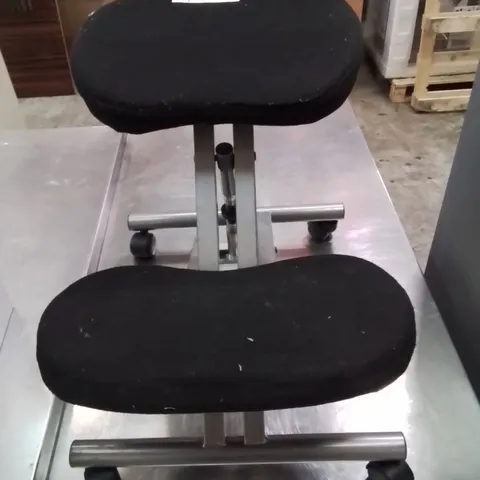 UPHOLSTERED CUSHION STOOL ON WHEELS 