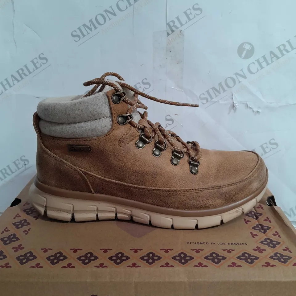 BOXED SKECHERS SYNERGY WARM TECH BOOTS, CHESTNUT - SIZE 5