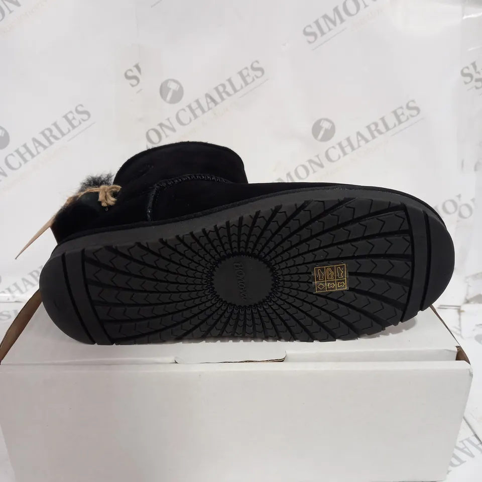 UNBOXED PAIR OF BONOVA SHEEPSKIN BOOTS IN BLACK SIZE 3