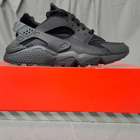 BOXED PAIR OF NIKE AIR HUARACHE SHOES IN BLACK UK SIZE 10