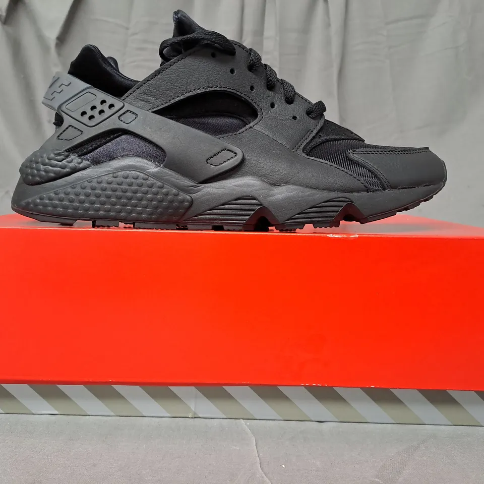 BOXED PAIR OF NIKE AIR HUARACHE SHOES IN BLACK UK SIZE 10