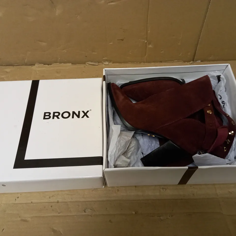BOXED PAIR OF BRONX POINTED ANKLE BOOT WITH STUDDED BUCKLE DETAIL- BURGUNDY UK SIZE 7 