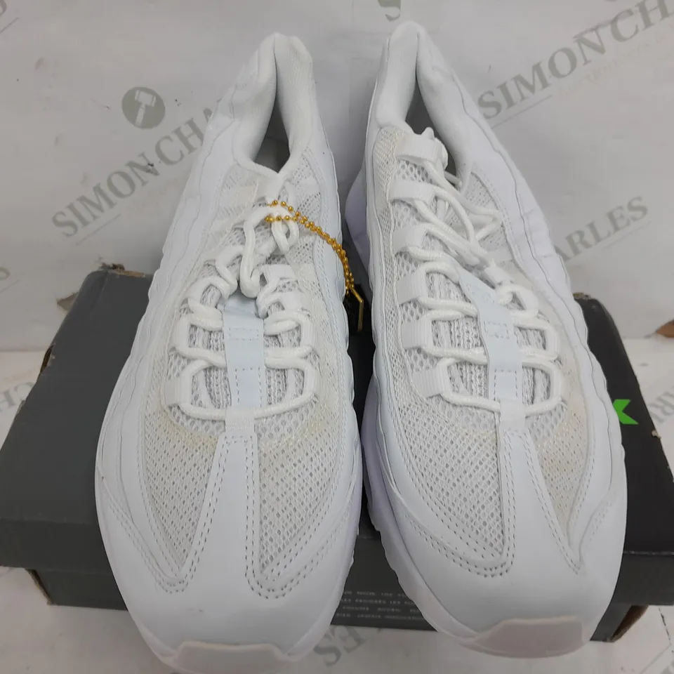 BOXED PAIR OF NIKE AIR MAX TT TRAINERS IN WHITE - SIZE 9